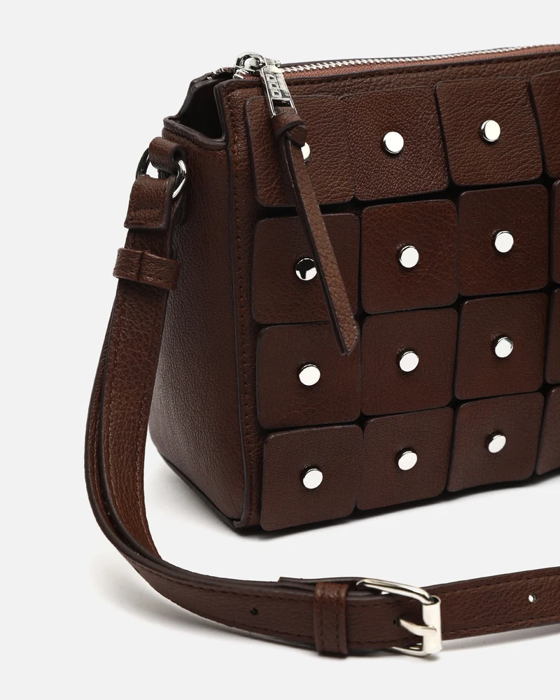 Escueri bolso bandolera con detalles metálicos
