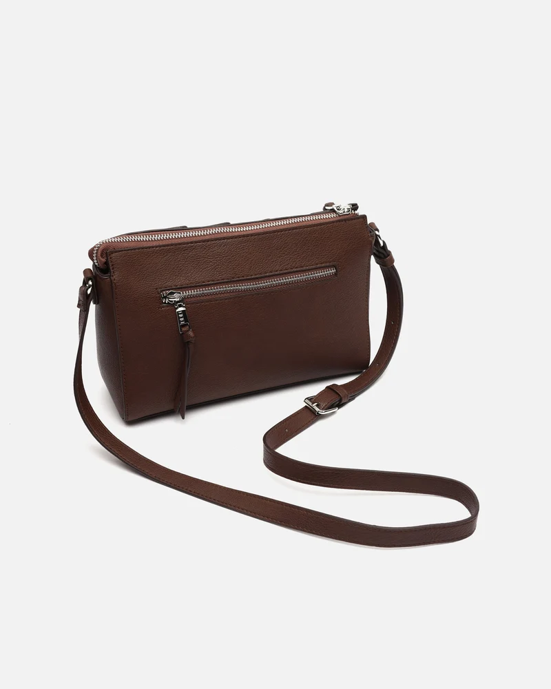 Escueri bolso bandolera con detalles metálicos