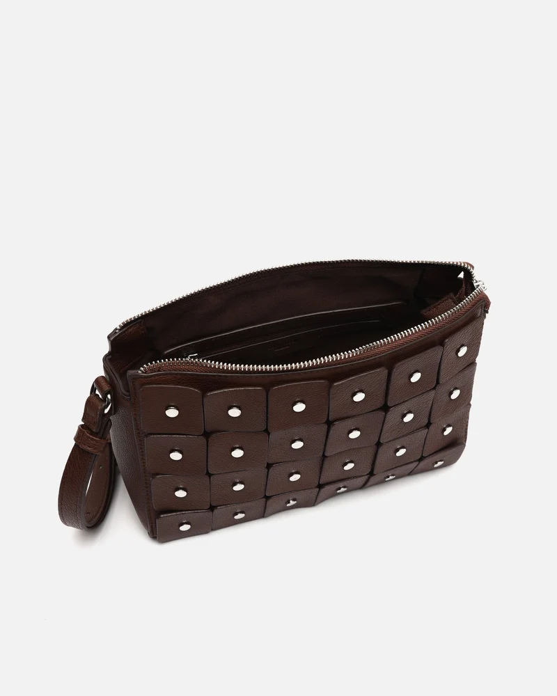 Escueri bolso bandolera con detalles metálicos