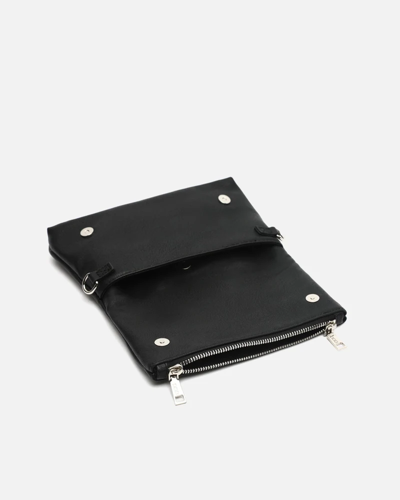 Maco bolso bandolera con solapa y detalles metálicos