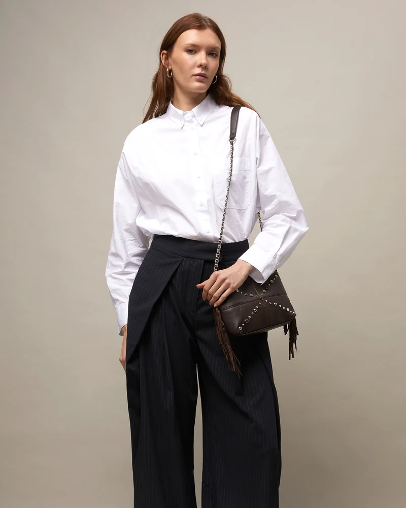 Anabelas bolso bandolera con detalles metálicos y flecos