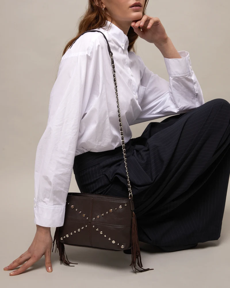 Anabelas bolso bandolera con detalles metálicos y flecos
