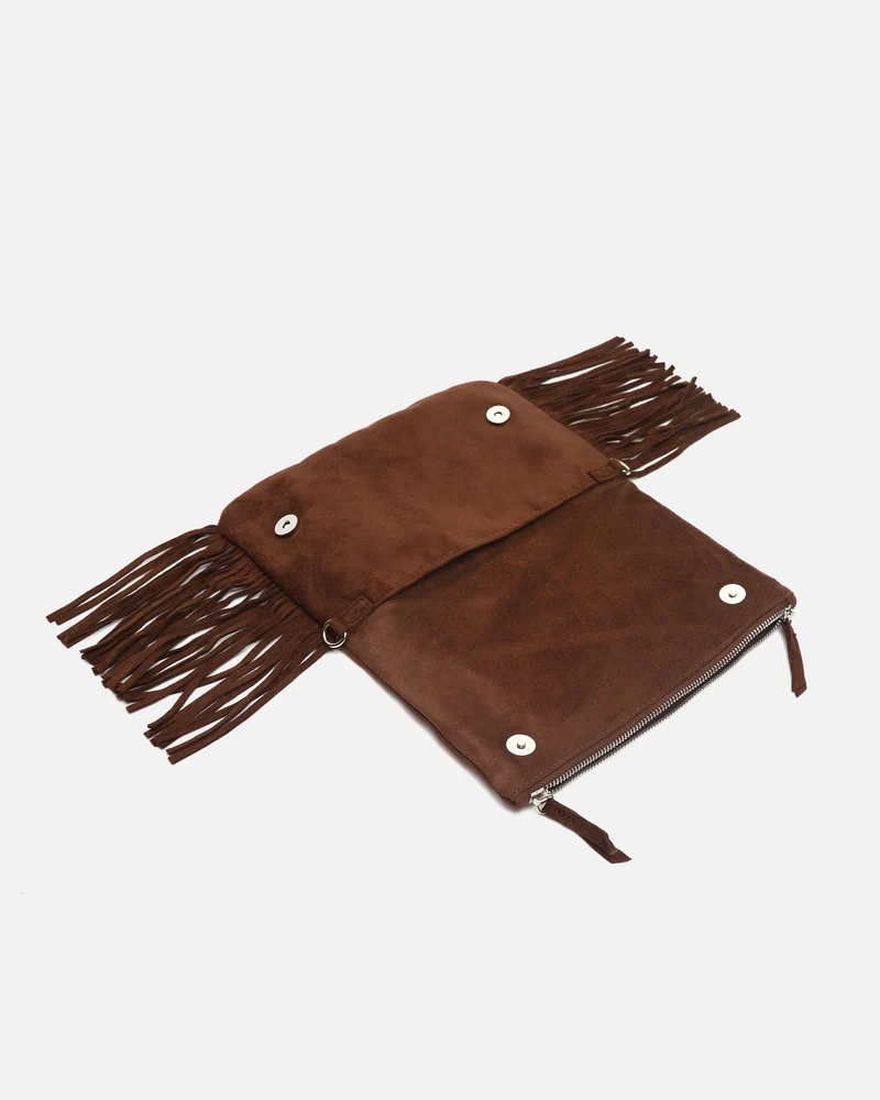 Flequichu bolso de hombro efecto ante con detalles metálicos y flecos
