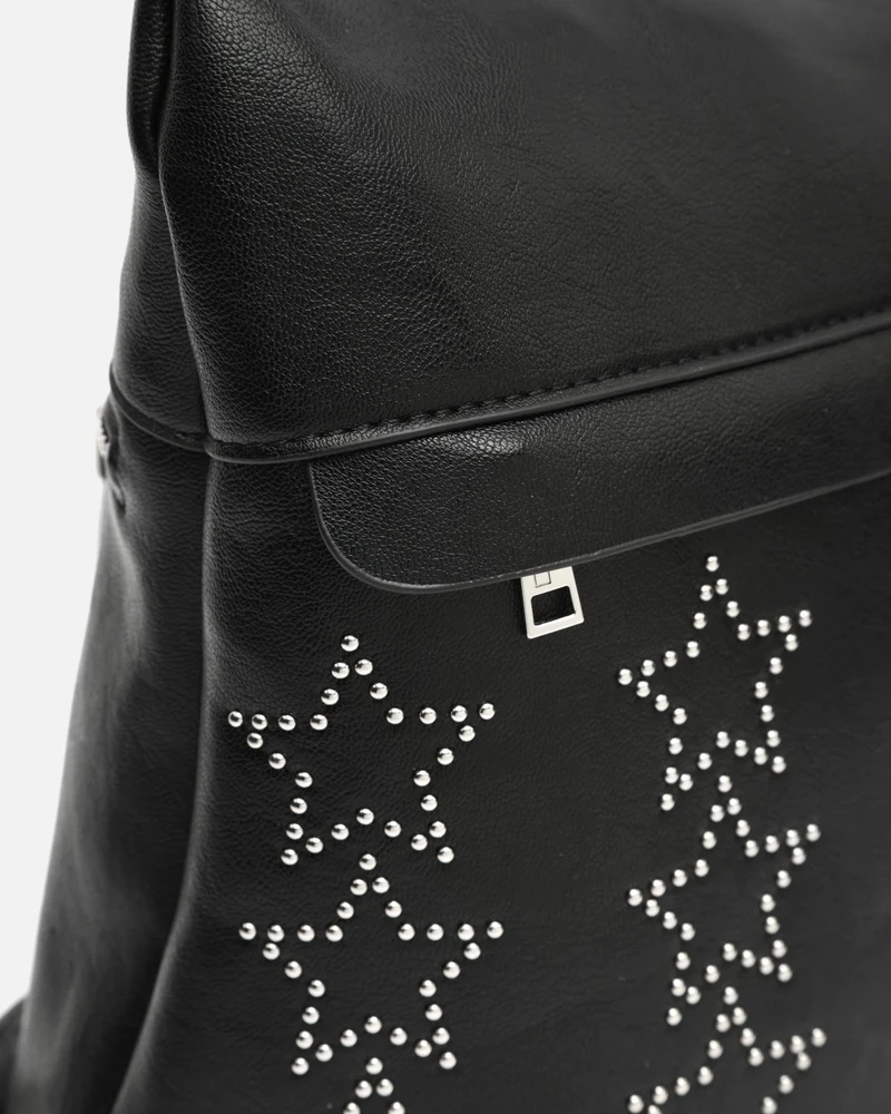Estre mochila antirrobo con detalles metálicos en forma de estrellas