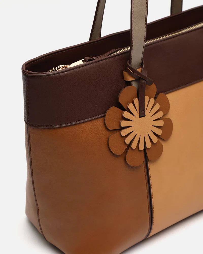 Filiberta-1 bolso shopper grande tricolor con detalle colgante