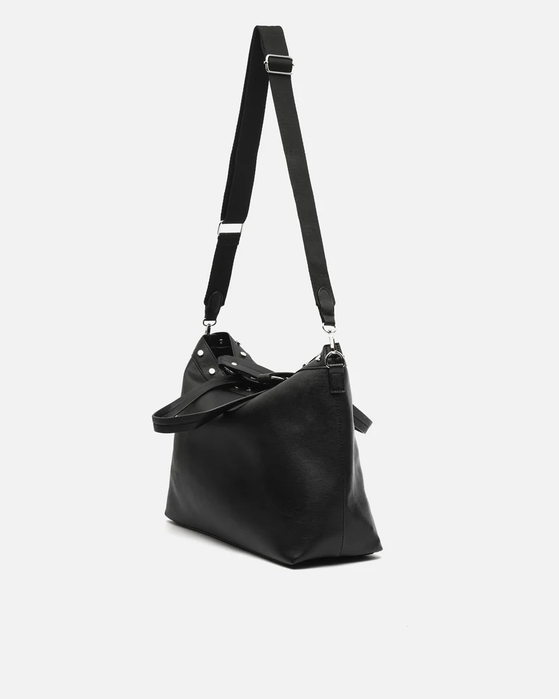 Ukara bolso de hombro grande con detalles metálicos