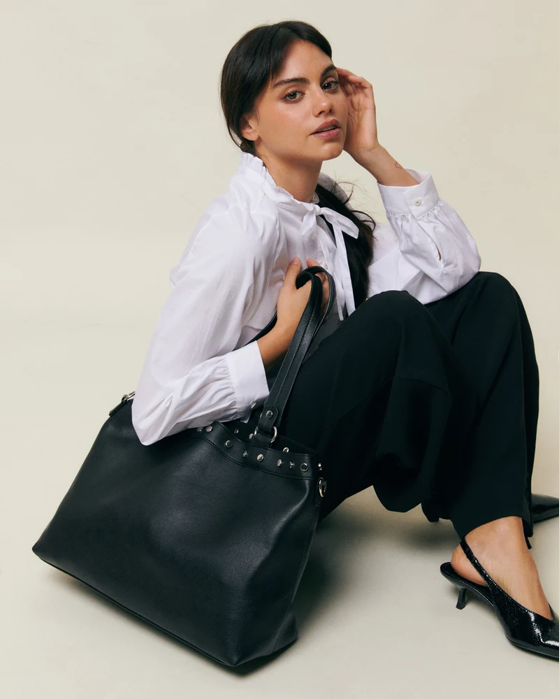Ukara bolso de hombro grande con detalles metálicos