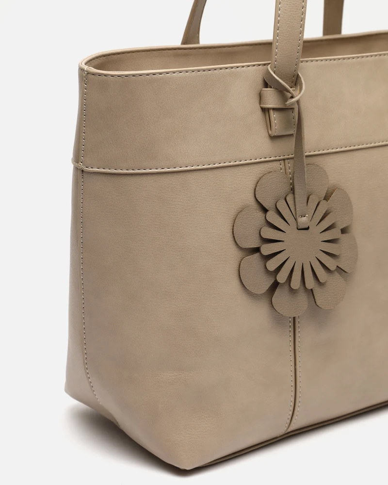 Filiberta bolso shopper grande con detalle colgante ED.