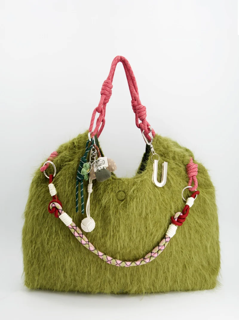 Bolso tote de pelo con charms - ULK Fuzzy