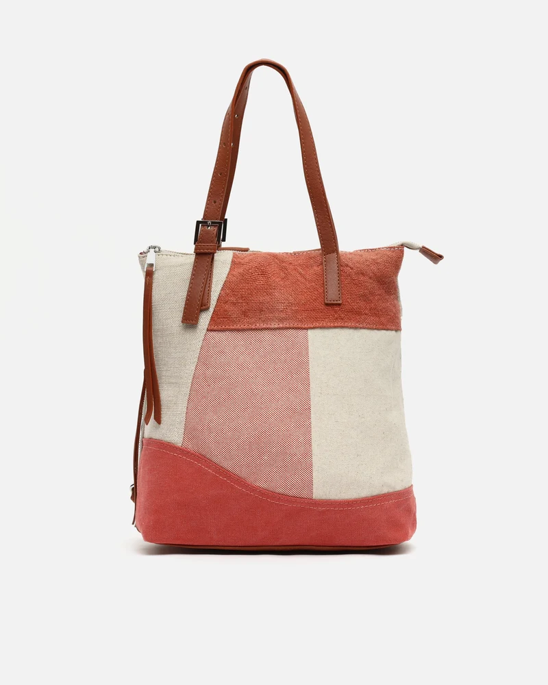 Narcisa mochila antirrobo con asas para el hombro y estampado patchwork efecto desgastado ED.