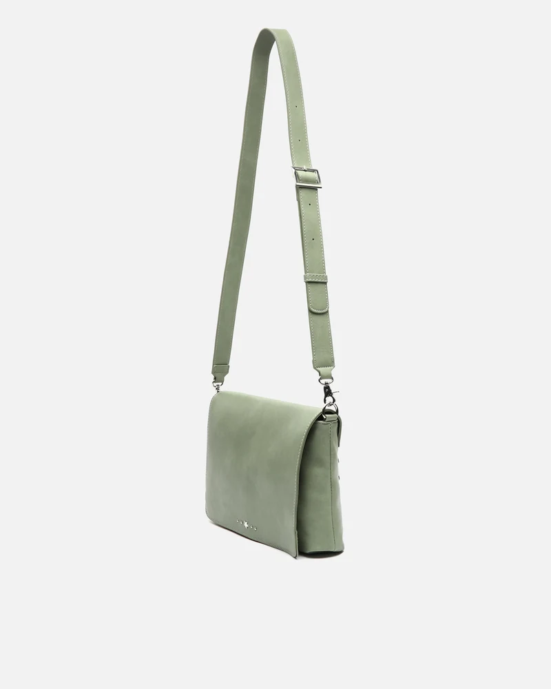 Nesqui-1 bolso bandolera con solapa y detalles metálicos ED.