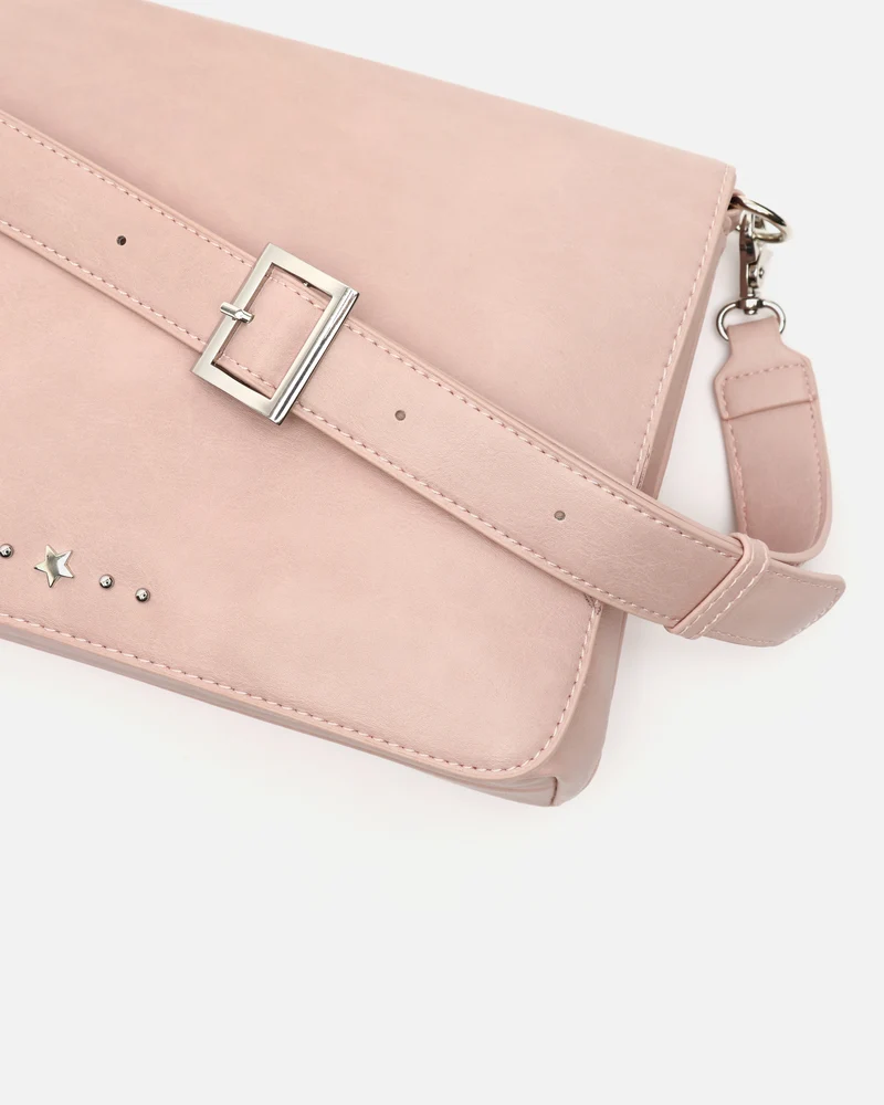 Nesqui-1 bolso bandolera con solapa y detalles metálicos ED.
