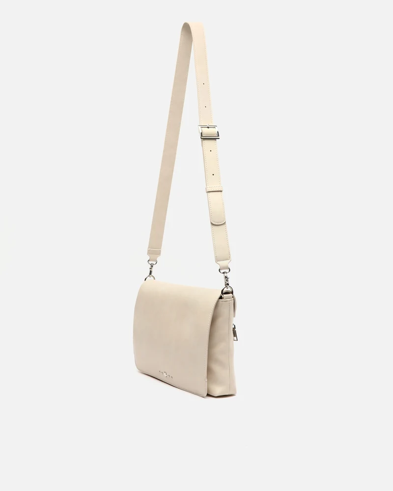 Nesqui-1 bolso bandolera con solapa y detalles metálicos ED.