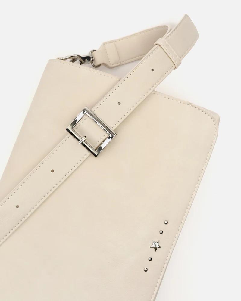 Nesqui-1 bolso bandolera con solapa y detalles metálicos ED.