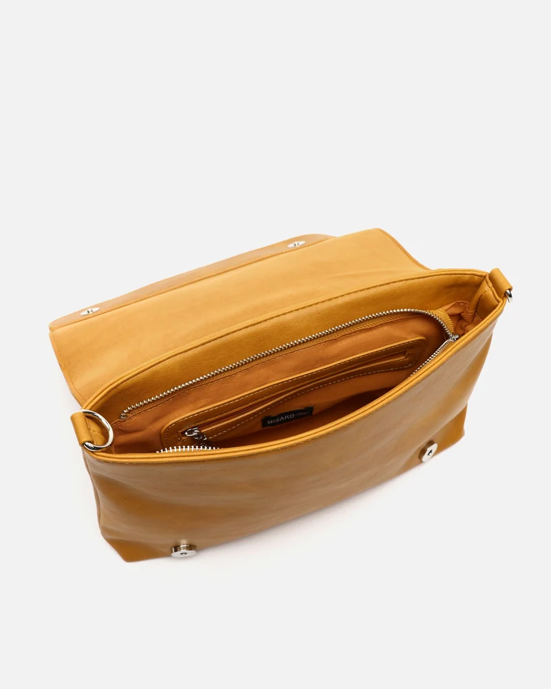 Nesqui-1 bolso bandolera con solapa y detalles metálicos ED.