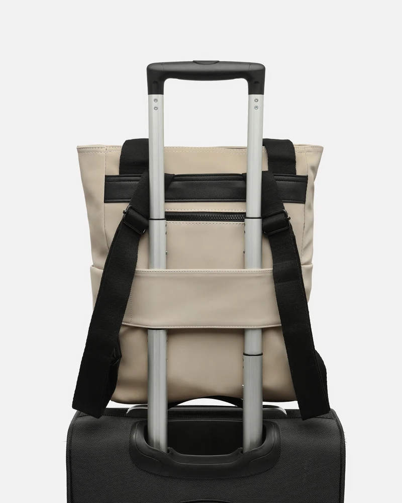 Dominica mochila grande en nylon con bolsillo para portátil (14") y asa de hombro