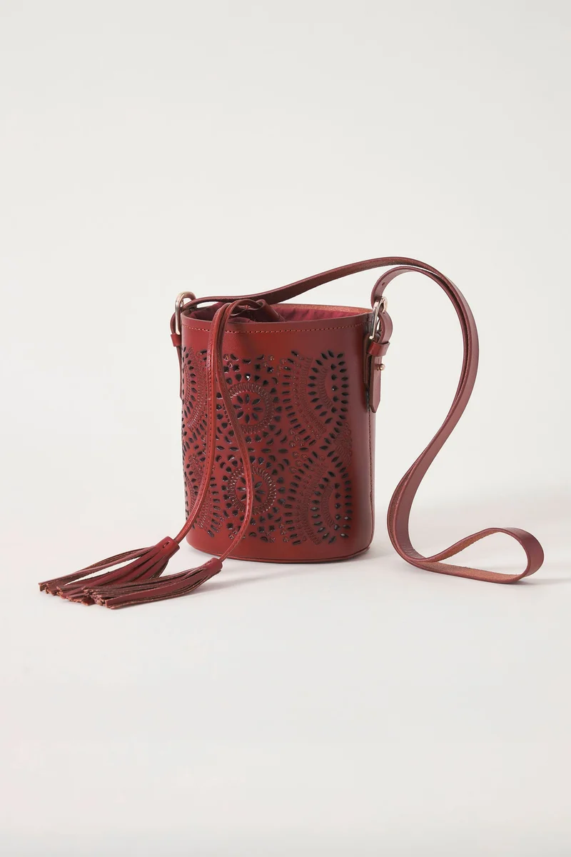 Petit sac seau en cuir ajouré façon dentelle Galy