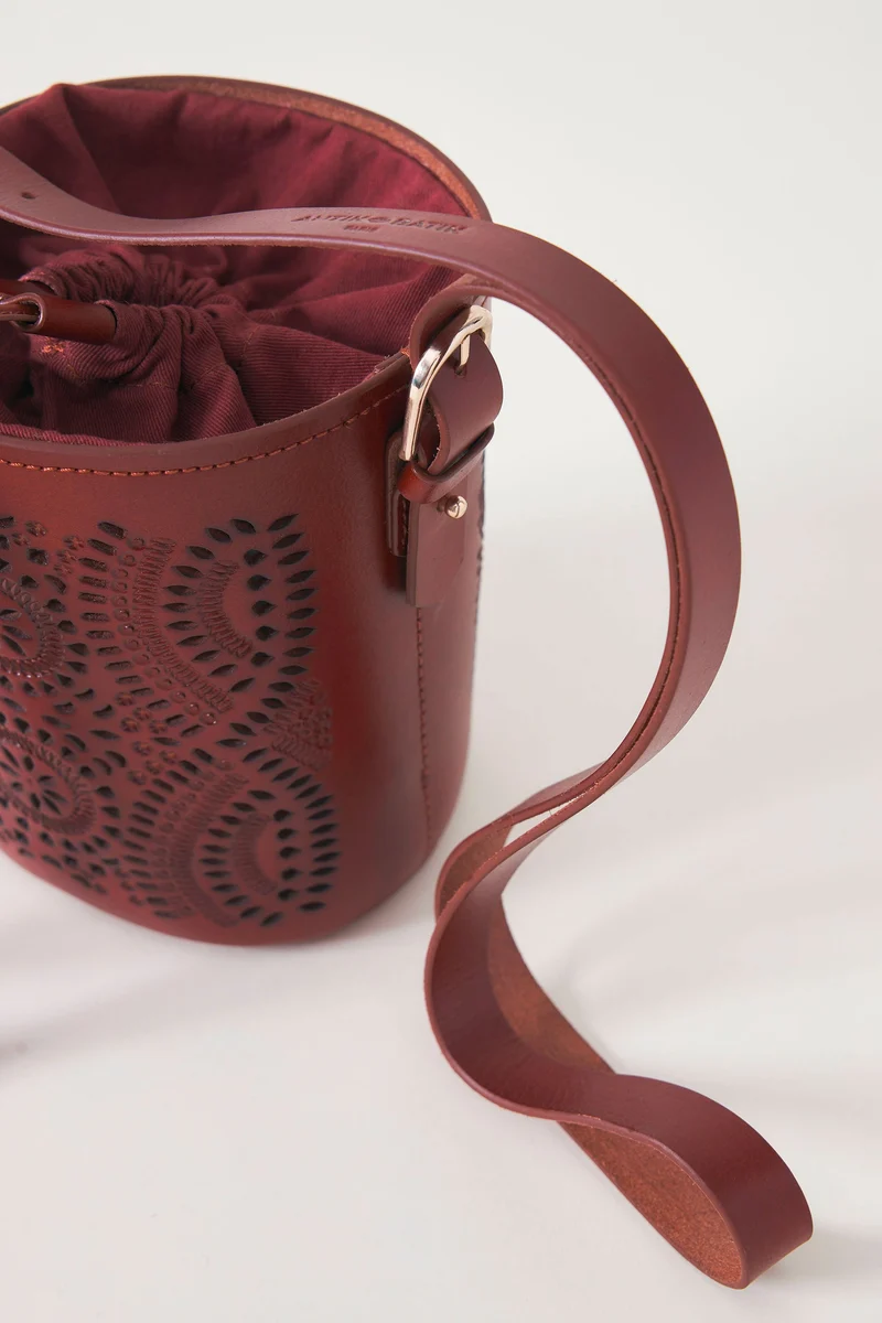 Petit sac seau en cuir ajouré façon dentelle Galy