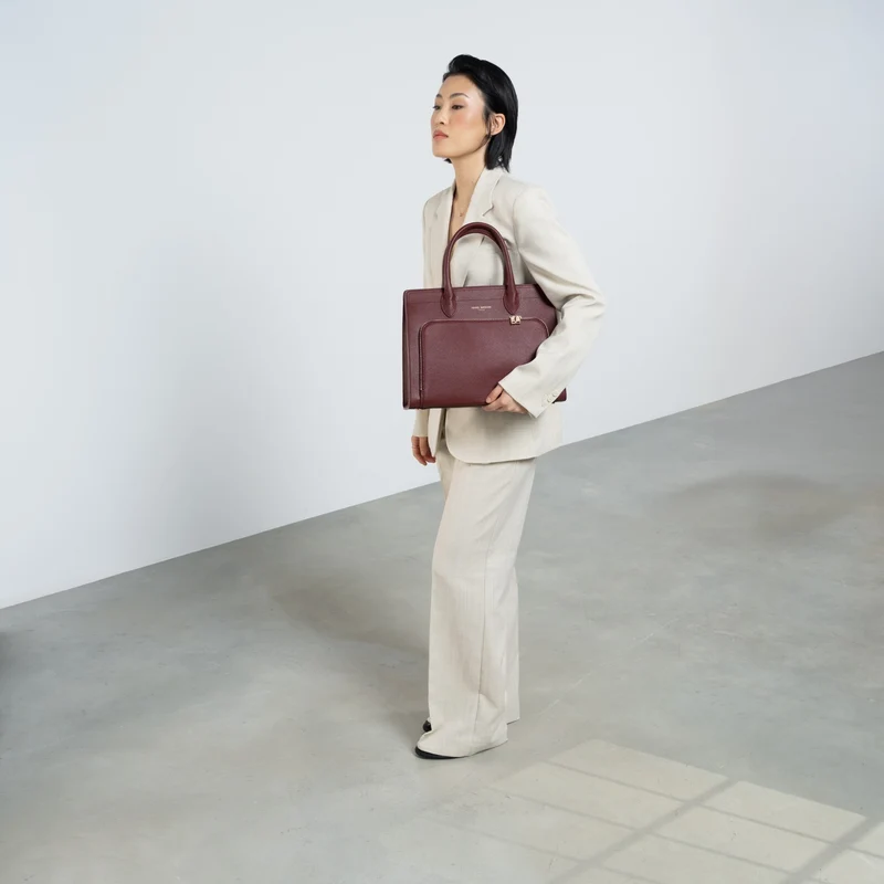 Isabel Bernard Honoré Nadine bordeauxrode kalfsleren handtas met 13 inch laptopvak IB25110-052-13