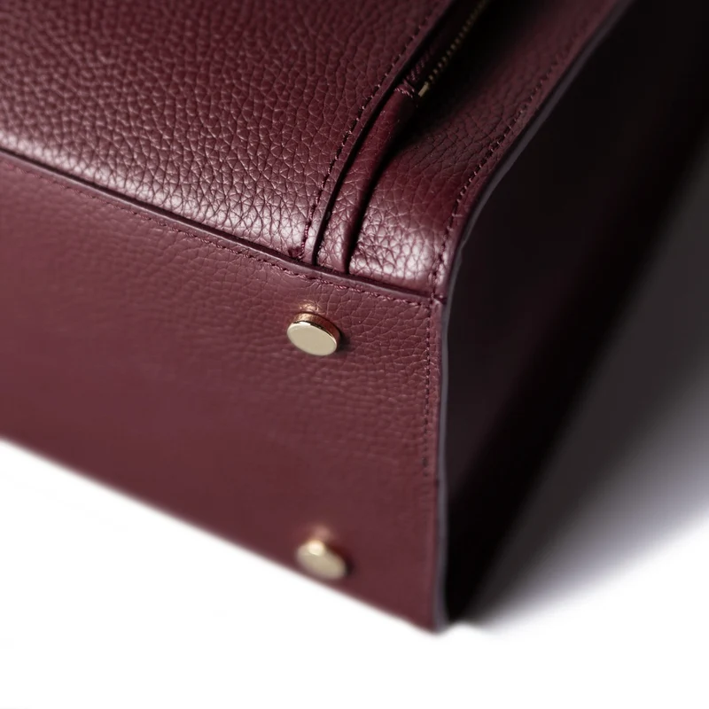 Isabel Bernard Honoré Nadine bordeauxrode kalfsleren handtas met 13 inch laptopvak IB25110-052-13