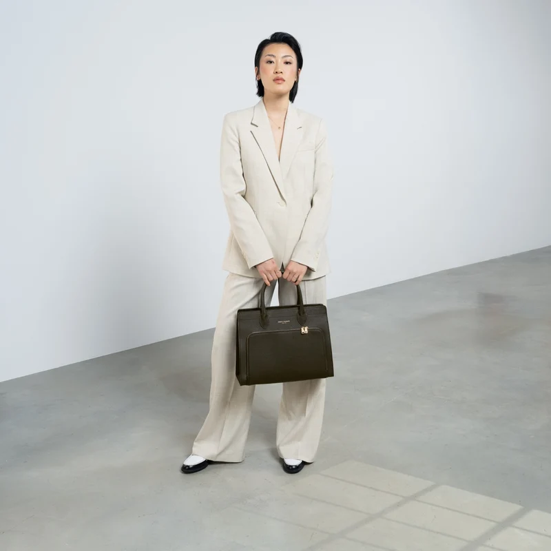 Isabel Bernard Honoré Nadine donkerbruine kalfsleren handtas met 13 inch laptopvak IB25110-031-13
