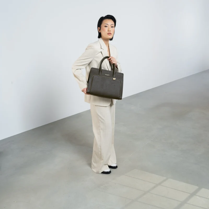Isabel Bernard Honoré Nadine donkerbruine kalfsleren handtas met 13 inch laptopvak IB25110-031-13