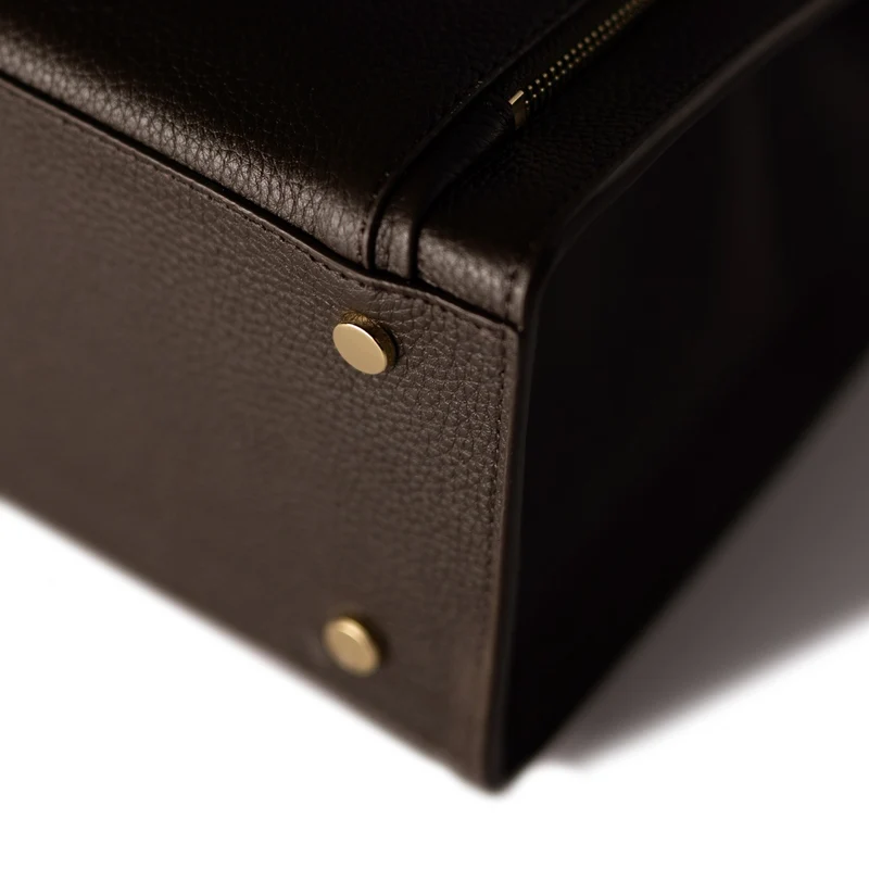 Isabel Bernard Honoré Nadine donkerbruine kalfsleren handtas met 13 inch laptopvak IB25110-031-13