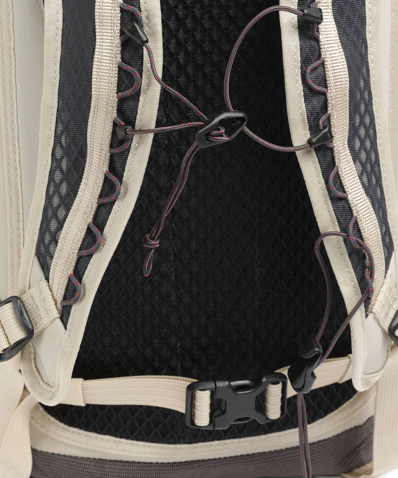 Klättermusen Fjörm 18 Mochila trekking silver creme